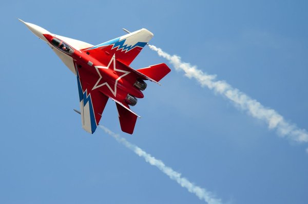 Стрижи пилотажная группа флаг России