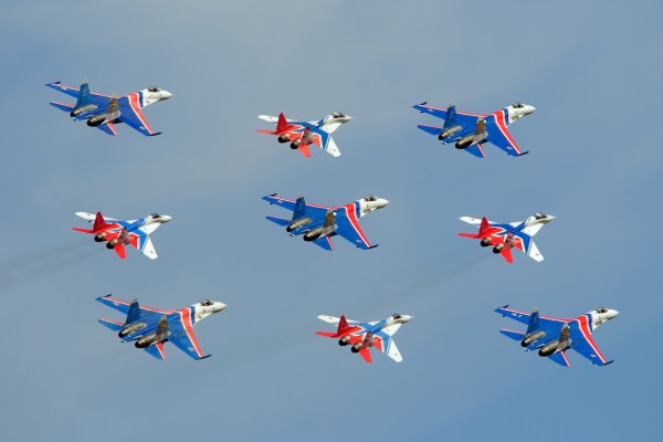 «Русские Витязи» и "Стрижи" на параде Победы — 2010