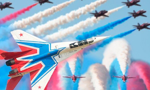 Самолет с российским флагом