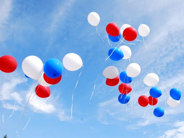Шары Триколор в небе