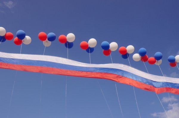 Украшения шарами в виде российского флага