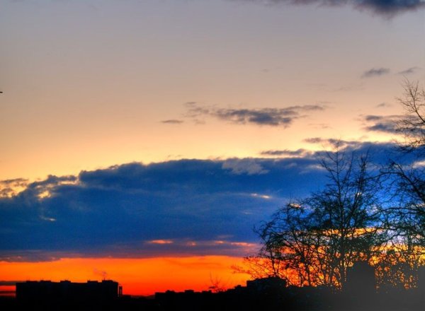 Небо в цветах российского флага