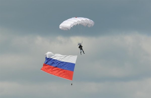 Российский Триколор в небе