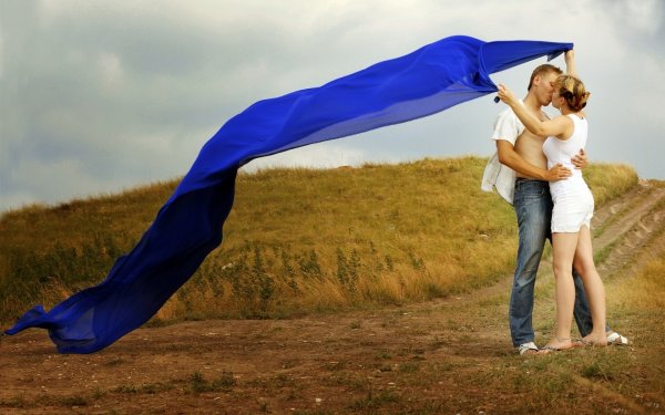 Мужчина и женщина ветер