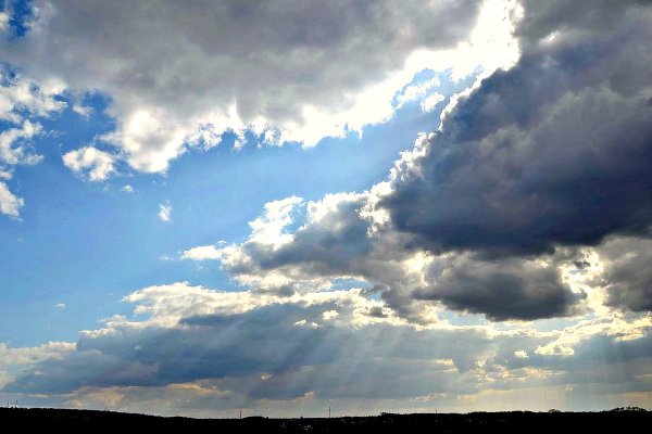 Апрельское небо голубое и чистое