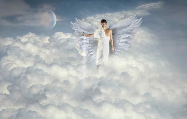 Ангел мужчина в небесах