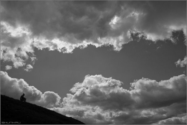 Небо облака черно-белое