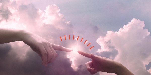 Красивая женская рука в небо