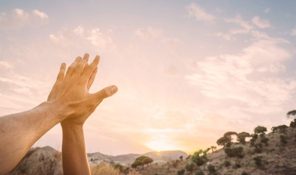 Руки на фоне неба