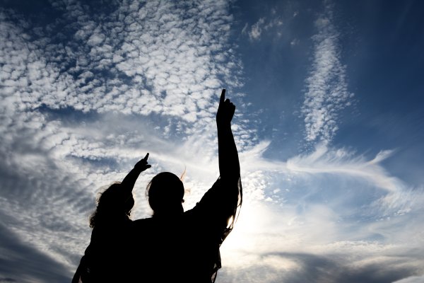 Рука тянется к небу