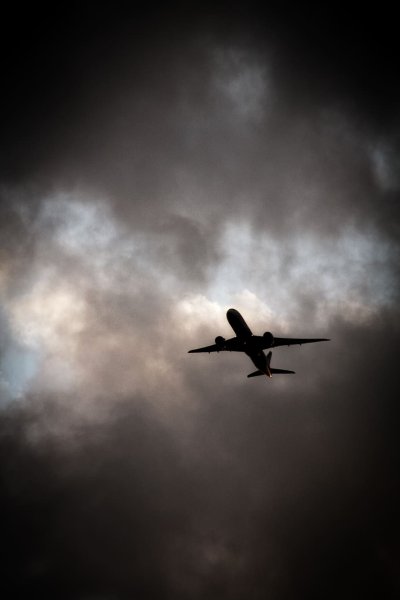 Силуэт самолета в небе