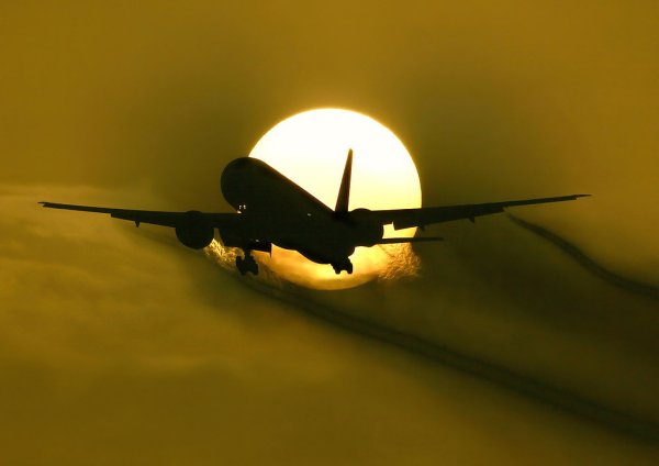 Девушка улетает на самолете