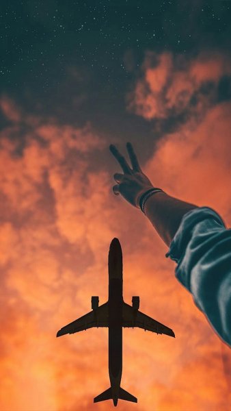 Самолет в розовых облаках