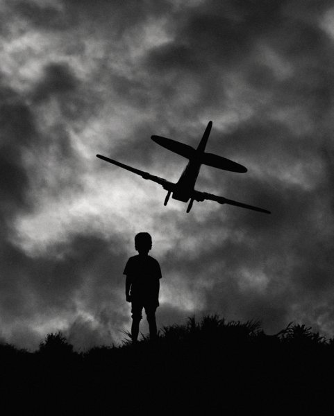 Девушка и самолет на закате