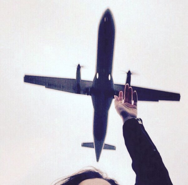 Самолет на фоне гор