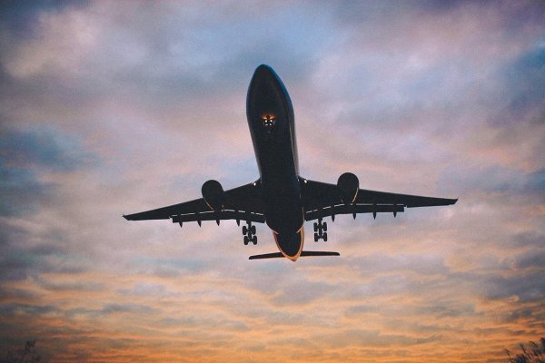 Самолет снизу в небе