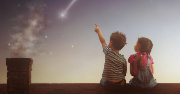 Семья смотрят на тучи