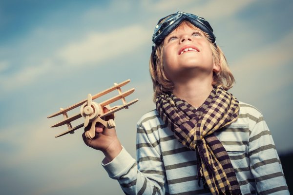 Мальчик с самолетиком