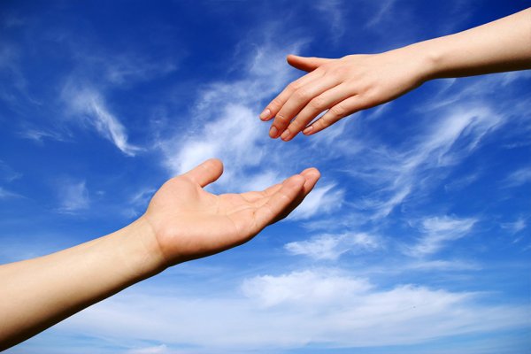 Молится на фоне неба