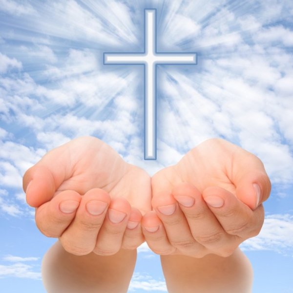 Голубое небо с облаками и солнцем