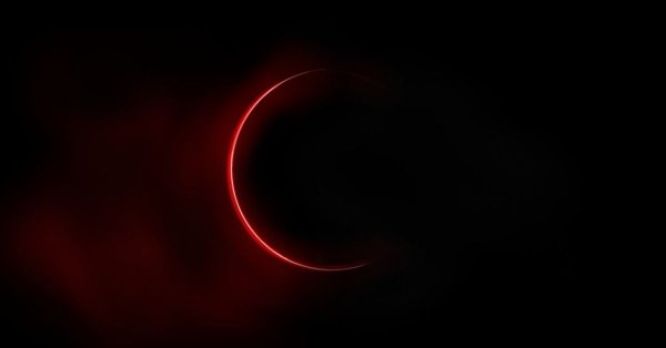 Ворон на фоне красной Луны