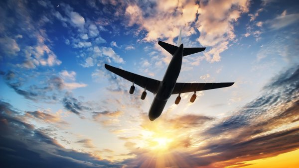 Самолет на фоне неба