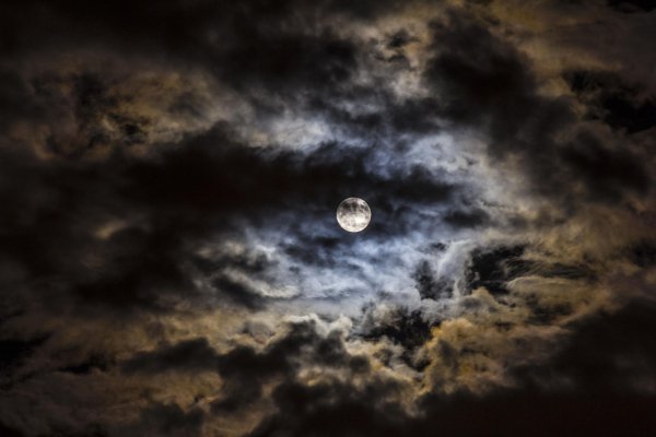 Луна на небе