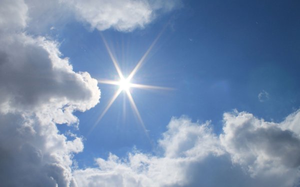 Небо с лучами солнца