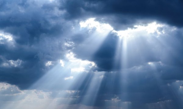 Луч света из облаков