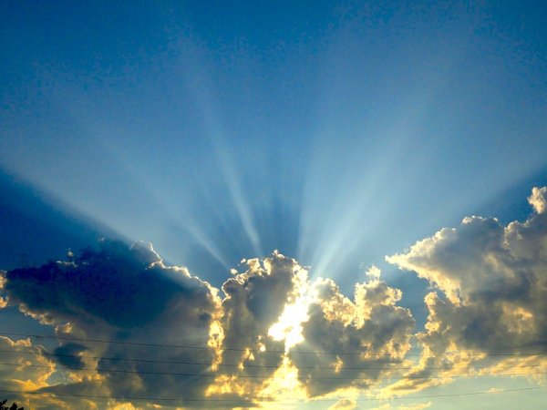 Солнце сквозь тучи