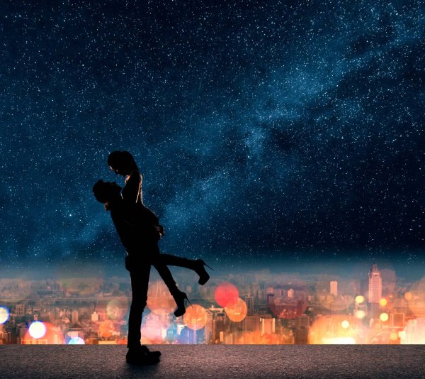 Влюбленная пара на крыше