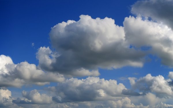 Небо с белыми облаками