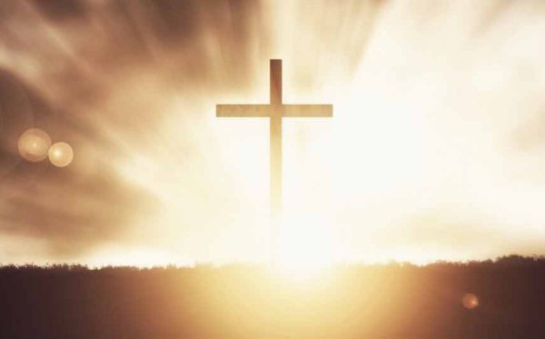 Крест на фоне солнца