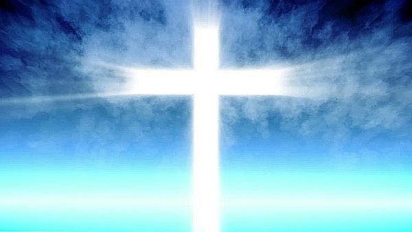 Крест на фоне неба