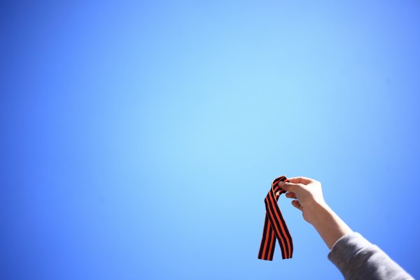 Георгиевская лента на фоне голубого неба