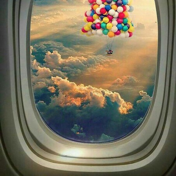 Воздушные шары из окна самолета