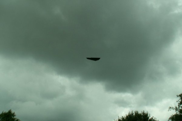 Летающая тарелка в небе