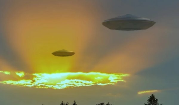 Летающая тарелка в небе