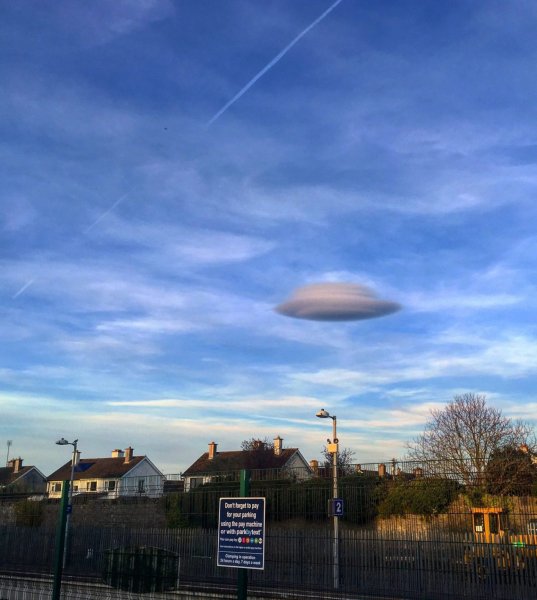 Летающая тарелка в небе