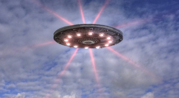 НЛО над лесом