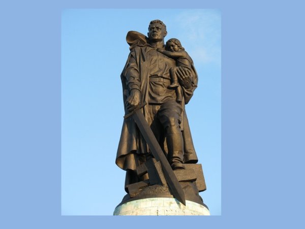 Человек поднимается в небо