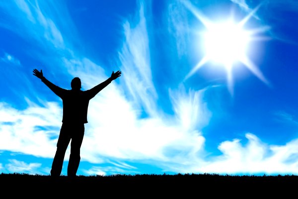 Мужчина с распростертыми руками