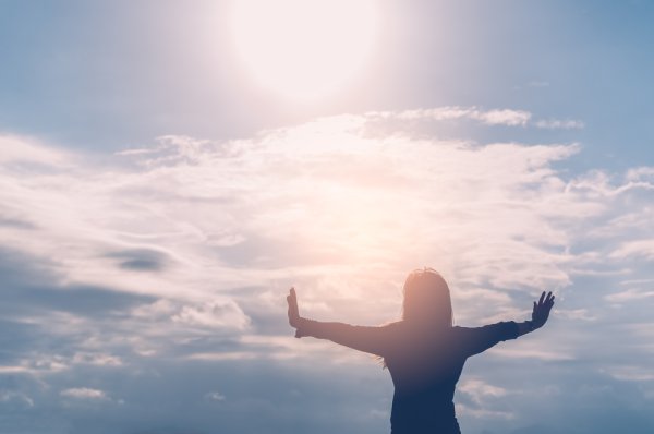 Рука тянется к солнцу