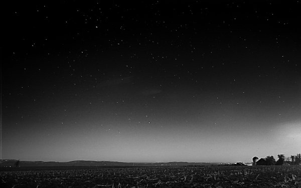 Черное небо со звездами