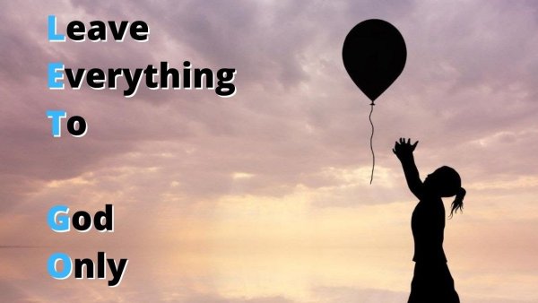 Девочка отпускает шарик