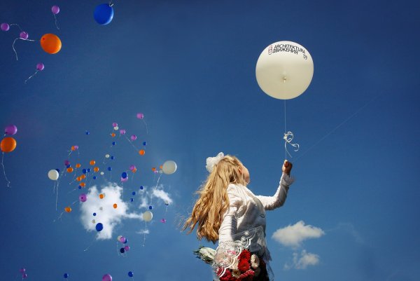 Девушка с шариками в небе