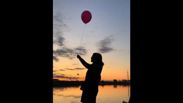 Девушка отпускает воздушный шар