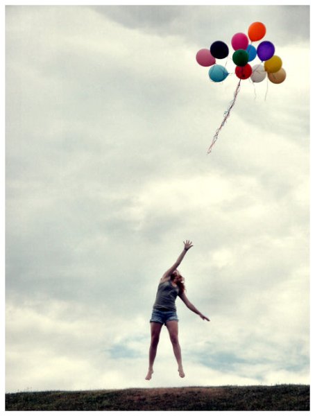 Девушка отпускает шарик