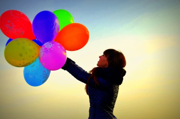 Девушка отпускает воздушный шар