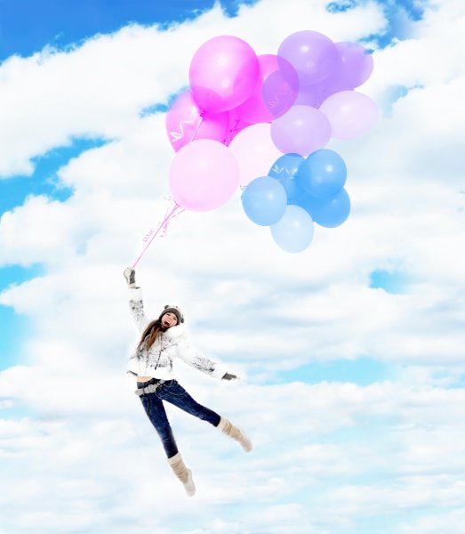 Девушка улетает на воздушных шарах